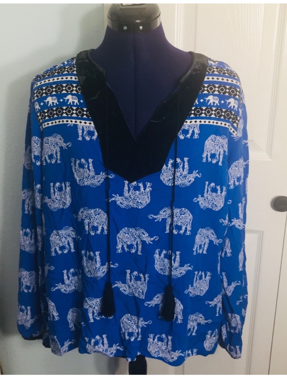 Crown & Ivy Blue Elephant Print Peasant Top Large
